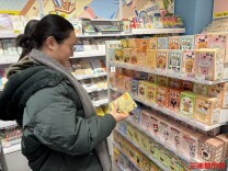 冬日“织”愈风来袭，年轻人把“妈妈辈爱好”玩出新花样 | 消费新观察