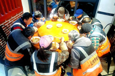 十年爱心不打烊，慈利一餐饮店每月15日请环卫工人吃早餐丨26℃