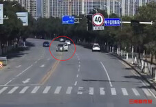 “无人驾驶”面包车马路上溜车，出警返回交警顺路“又出了个警” 