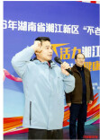 中老年人篮球场上竞赛“不服老”，小记者变身球童现场助威