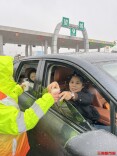 热食热水温暖雪天出行，长沙高速开启服务驿站｜战寒潮