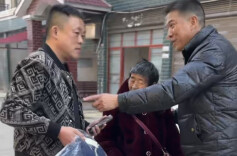 独臂奶奶执意替儿还清“良心债”，如今她的家被爱心“塞满”｜26℃