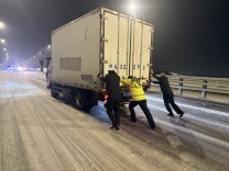 寒夜货车打横困在香炉洲大桥上，交警合力推车排除隐患｜战寒潮