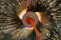 9岁娃玩烟花爆竹点燃房屋，家长被判赔偿33万余元