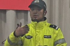 货车隧道里自燃，高速交警冲进浓烟中救人