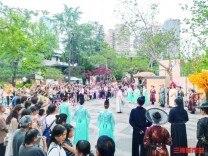 进入景区、商场，与动漫等融合，剧本杀成“行走的游戏”