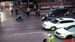 执勤交警收到6岁女孩递来的纸条，暖哭了