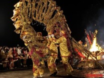 拱虾舞你见过吗？两代手艺人做7米长竹虾贺新春