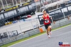 湖南跑者王胜先七天飞遍七大洲跑完七个马拉松，总成绩列全球第二