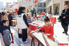 音乐嵌进烟火里，中西乐器在宁乡新春市集“对唱”｜过年啦