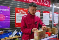 解决客户“要紧事”！春节在岗快递小哥：“已给儿子寄了礼物” | 新春走基层