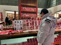 磁吸对联不伤门，长沙市民解锁贴联新形式