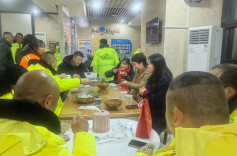 万家灯火时，他们在岗位上吃了顿团圆饺丨过年啦