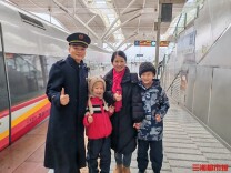 除夕最暖奔赴！她带着年夜饭和孩子在站台与丈夫团圆｜2026春运进行时