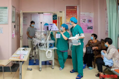 来之不易的“新年礼物”，超早产三胞胎回家过团圆年