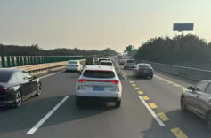 湖南多个收费站因车流量大交通管制｜2026春运进行时