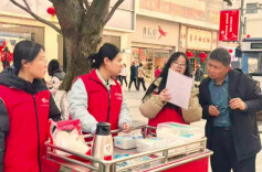 春节不“打烊”，爱心小推车成独特节日风景｜新春走基层