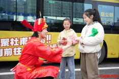 大年初五，长沙街头偶遇“财神”｜过年啦