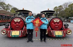 橘子洲小火车夫妻档：方向盘上守团圆，一江春色暖游人 | 春节我在岗