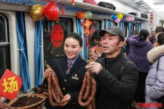 4元票价的慢火车上，她当了10年“守护者”，更是卖出500万公斤农产品的“带货王”｜26℃