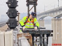 守桥35载，他在湘江铁桥站好最后一班春运岗｜新春走基层