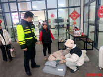 高速服务区一孕妇突然临盆，孩子在“临时产房”内平安降生