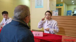 为患者提供“无碍”服务，这家医院耳鼻咽喉科医护集体学手语