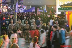 元宵夜花灯俏，他们在人潮中定格成最美风景