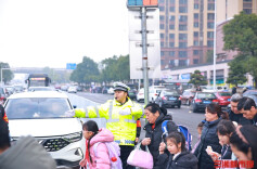 长沙开学首日，警用无人机空中守护 