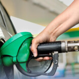 今日24时国内油价迎年内第四次上调，加一箱油比之前多花约20元