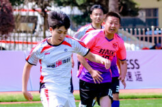 “物件送得快，踢球也要跑得快！”快递小哥将日常速度搬上绿茵场