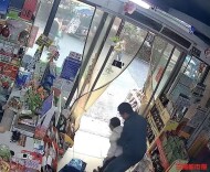 “我卡住了帮帮我”，救人老板找到了，是他｜26℃