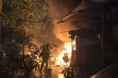 小区凌晨起火，数十邻里接力救援，有人穿着短裤就来了