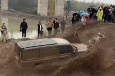 张家界这个泥巴坡火了！慈利民间越野赛燃爆全网，外地车友：准备好辣椒炒肉，接客啦