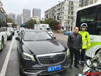 套牌迈巴赫被查，交通违法超百条，司机面临10日行政拘留