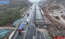 京港澳高速耒宜扩容项目南往北方向首座桥梁拆除