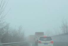 截至3月25日9时，全省83个高速收费站因起雾临时管制