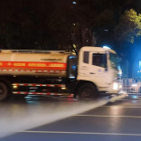 为何雨天水车也要作业？环卫回应：并非洒水，雨天冲洗路面更洁净、更节水