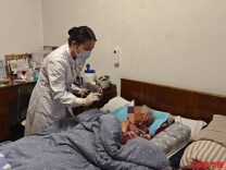 轻点手机“网约护士”上门服务，“互联网+护理”方便失能、高龄患者家庭