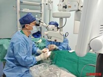 一根草杆差点刺瞎眼睛，男子割草时“飞”来横祸