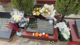 “大家都很想念他！”亲人朋友同事祭奠李东烈士：墓碑旁放的都是他喜欢吃的东西