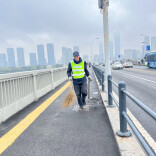 凌晨三点橘子洲大桥，56岁环卫工翻护栏救下轻生男子，今年已第三次出手救人丨26℃