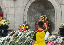 告慰英雄“山河无恙”！有市民将东风—5C照片摆在烈士纪念塔前