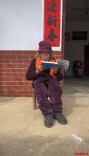 102岁老人把“活到老学到老”过成日常 她的长寿秘诀：不计较、不抱怨