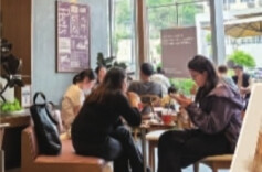 从“第三空间”到“无限场景”，咖啡门店被重新定义为效率点、体验场或流量入口