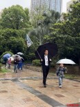 一群娃，一条路，物业十年义务接送业主子女上学｜26℃