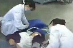 旅客高铁突发急病，列车工作人员紧急施救