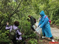6公里山路、7袋垃圾，这群志愿者用行动给比了个“环保心”