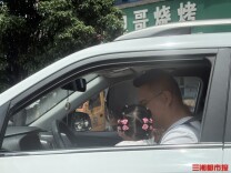 男子抱孩子开车被举报，交警：别让孩子成为你的“人肉气囊”