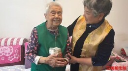 三千公里外吃到家乡的味道，90岁娭毑的乡愁被一瓶辣椒萝卜抚平